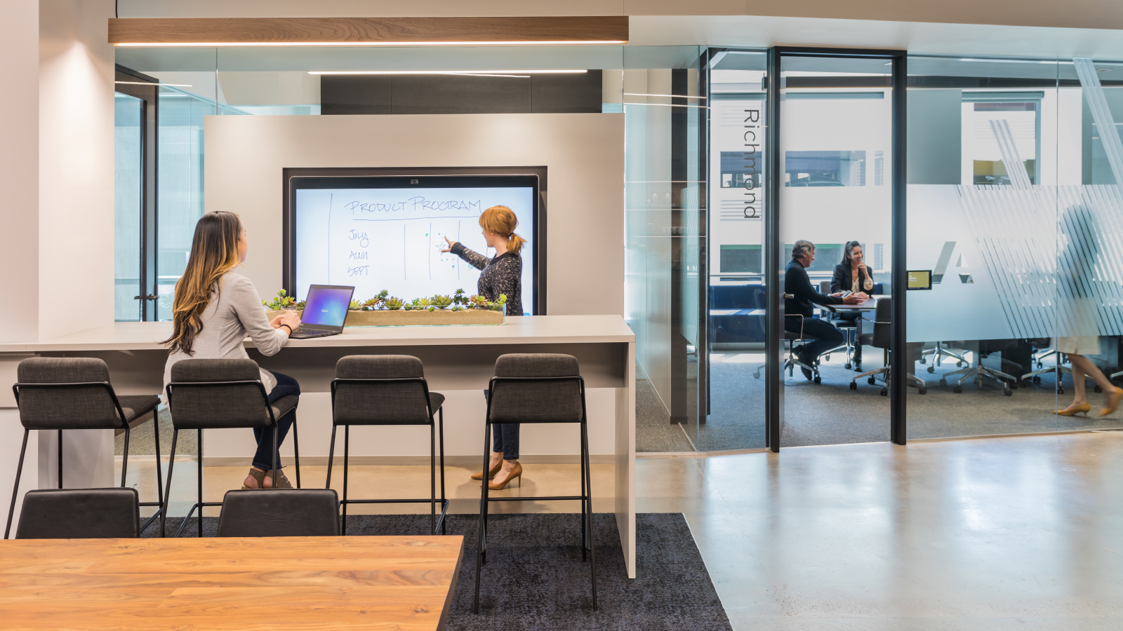 Anaplan Careers Be Rewarded Resource Tile Image of Anaplan employees working and collaborating in one of our modern offices
