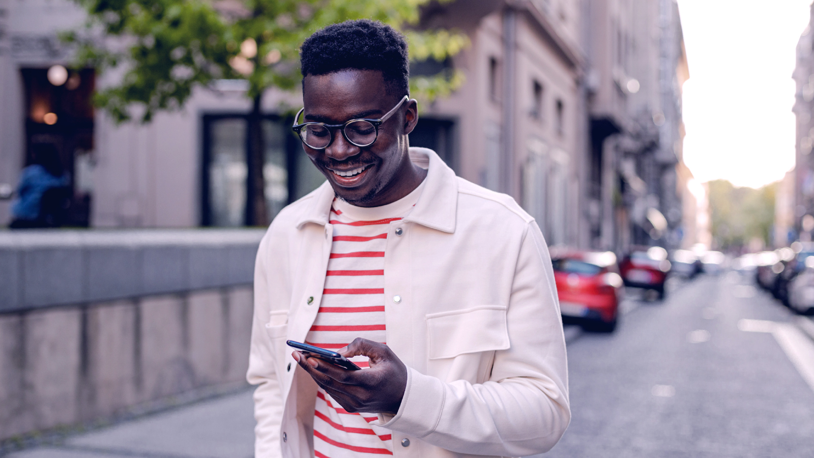 Anaplan - Connect with us スマートフォンを見ながら歩く男性